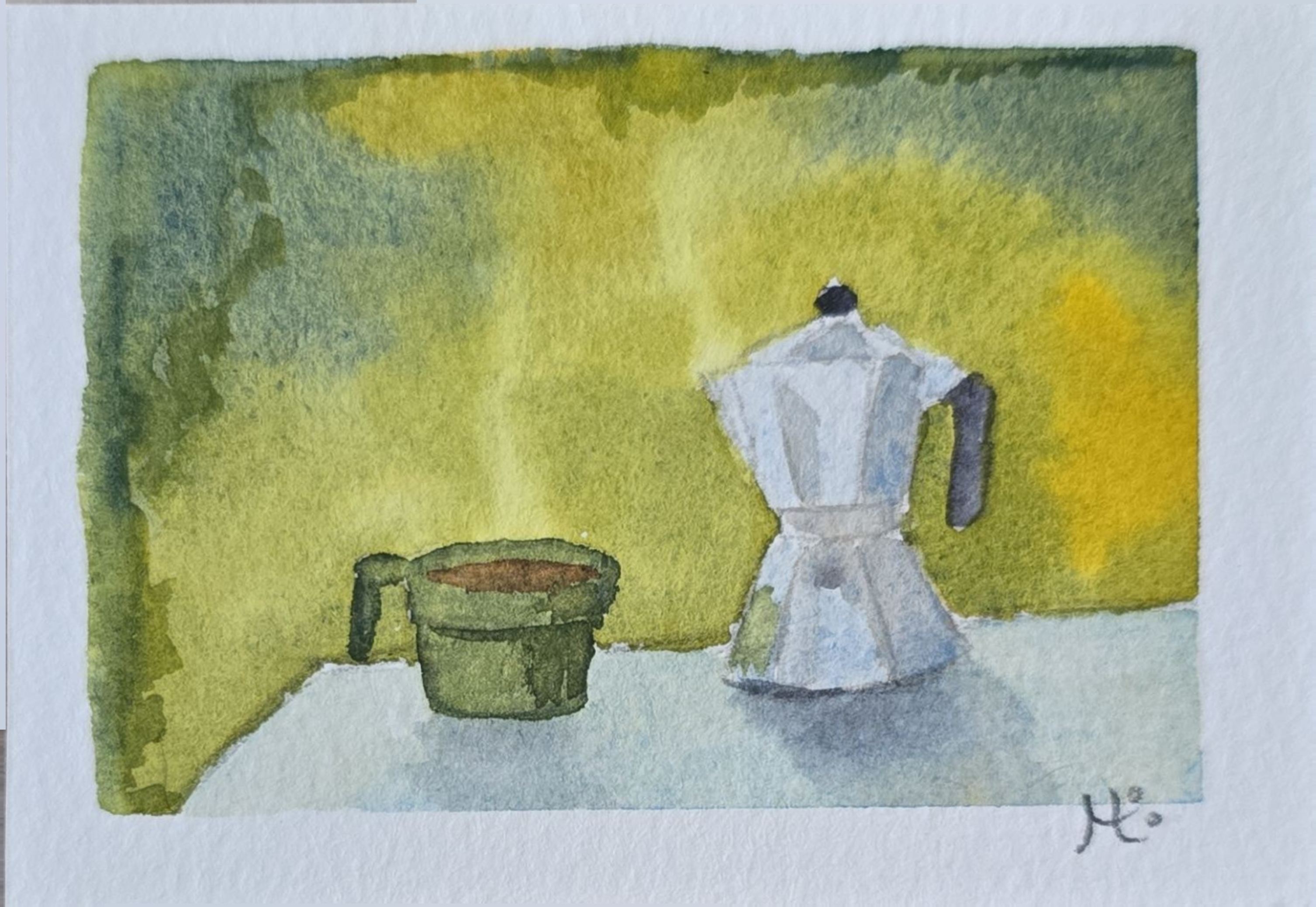 Bodegón en acuarela con una cafetera moka plateada y una taza verde sobre una mesa, frente a un fondo amarillo verdoso.