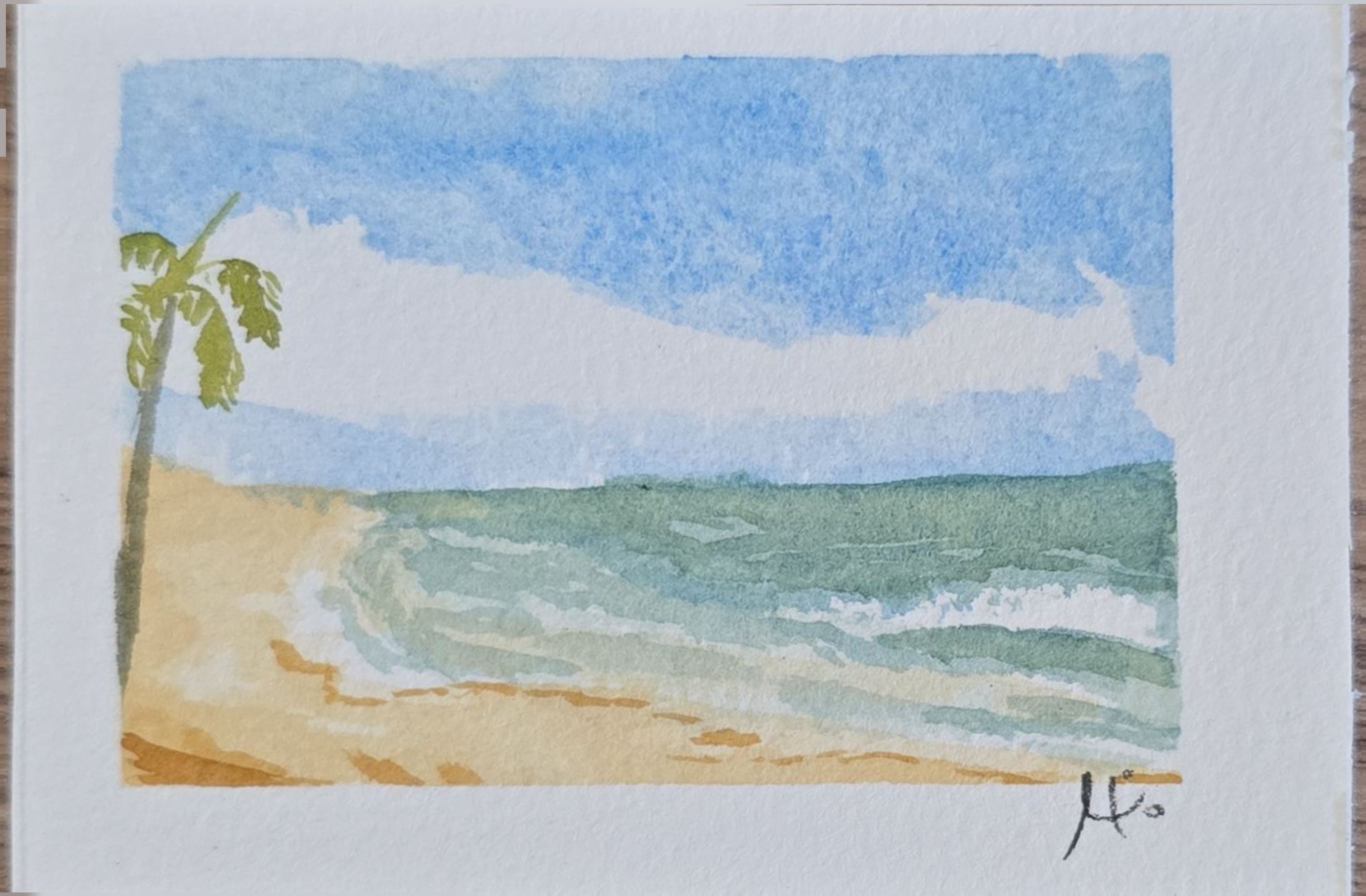 Paisaje costero en acuarela con playa de arena, palmera, olas verdes y blancas, y un amplio cielo azul con nubes.